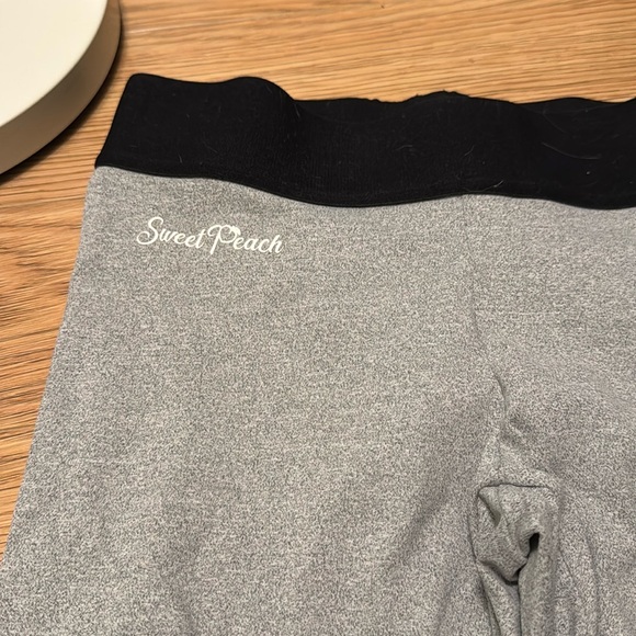 Sweet Peach apparel scrunch bum leggings size small light gray and black - Picture 3 of 9